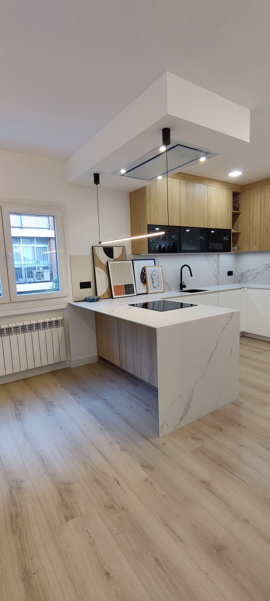 SPACIOUS, NEWLY RENOVATED APARTMENT WITH TWO INDEPENDENT APARTMENTS ON ONE FLOOR