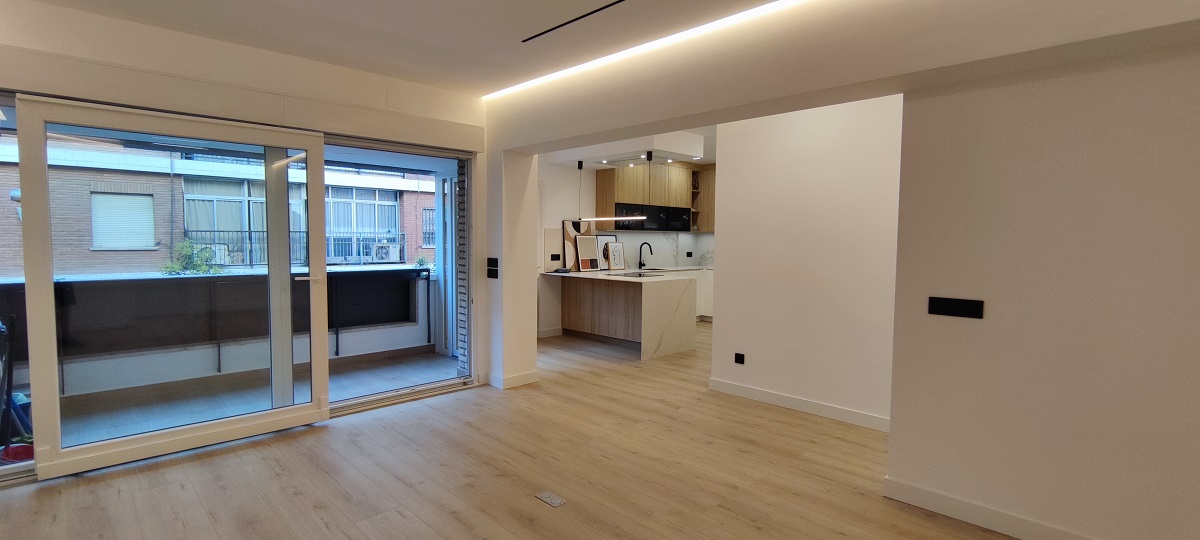 SPACIOUS, NEWLY RENOVATED APARTMENT WITH TWO INDEPENDENT APARTMENTS ON ONE FLOOR