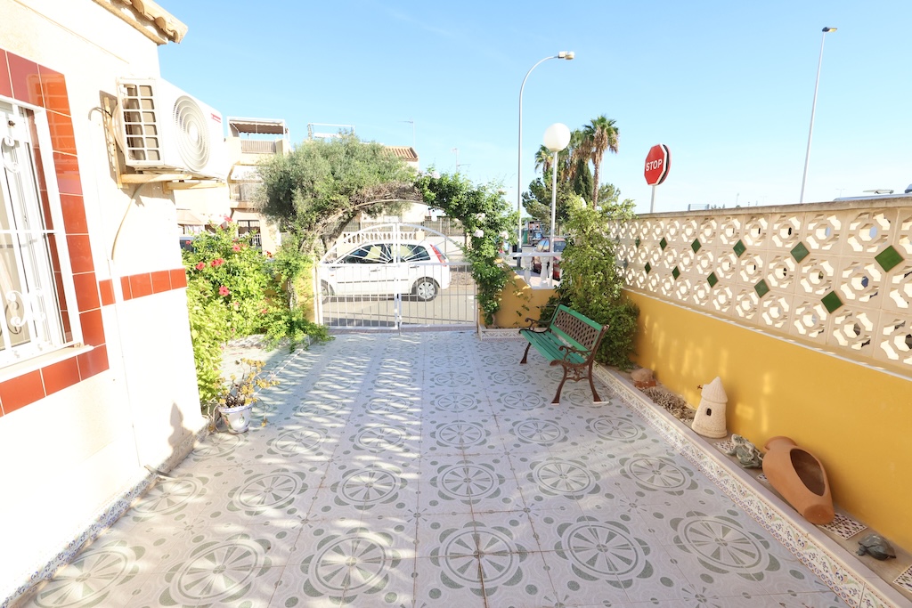 VIVIENDA INDEPENDIENTE CON JARDÍN PRIVADO Y SOLÁRIUM EN PUNTA PRIMA, CERCA DE LA PLAYA