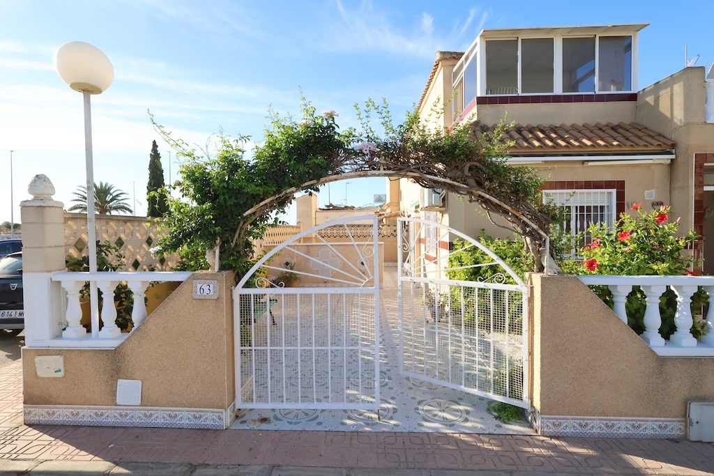 VIVIENDA INDEPENDIENTE CON JARDÍN PRIVADO Y SOLÁRIUM EN PUNTA PRIMA, CERCA DE LA PLAYA