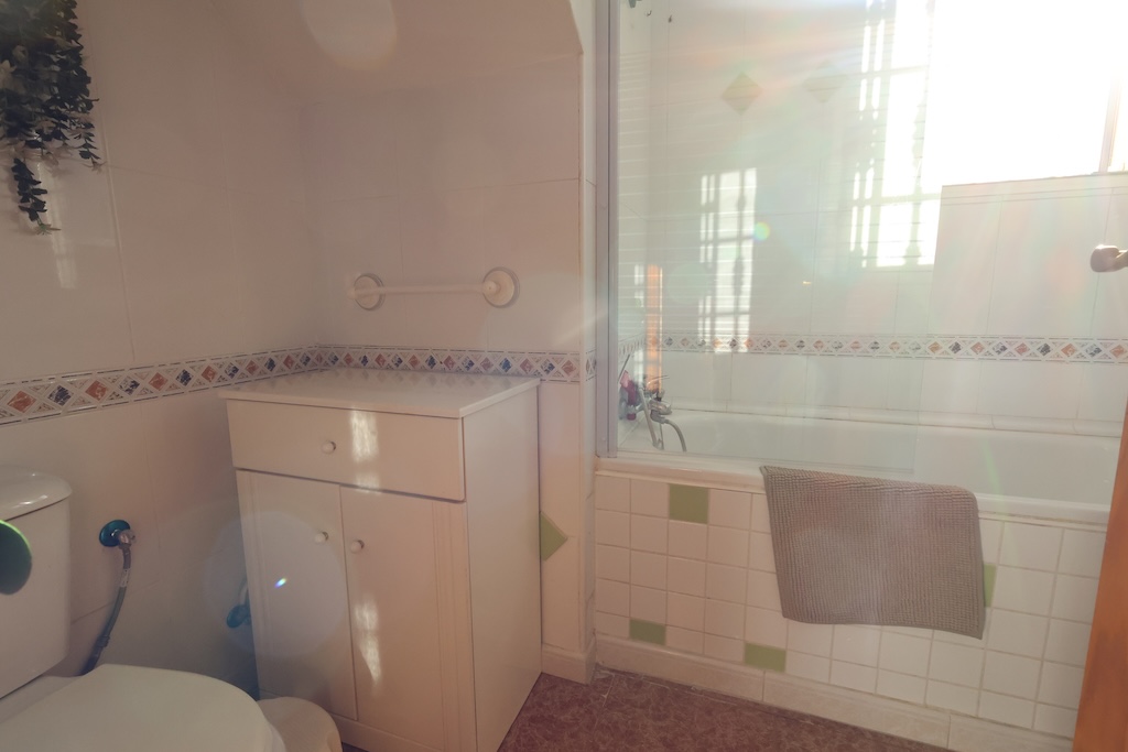 VIVIENDA INDEPENDIENTE CON JARDÍN PRIVADO Y SOLÁRIUM EN PUNTA PRIMA, CERCA DE LA PLAYA