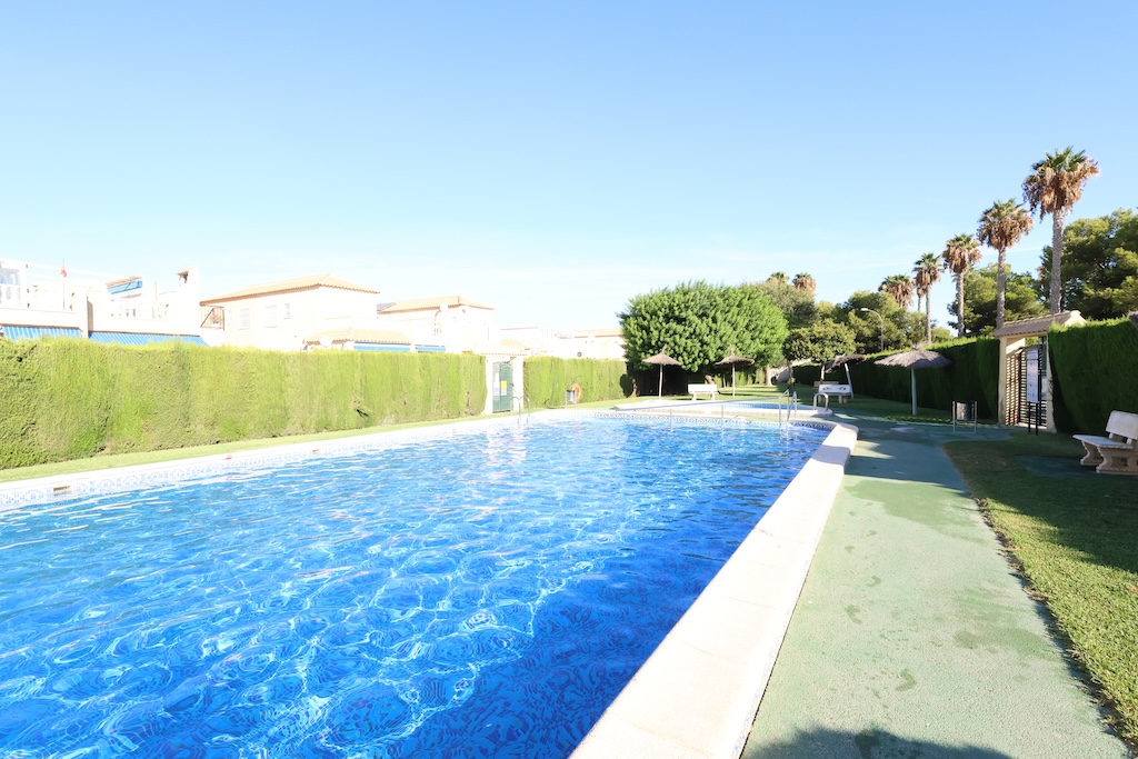 VIVIENDA INDEPENDIENTE CON JARDÍN PRIVADO Y SOLÁRIUM EN PUNTA PRIMA, CERCA DE LA PLAYA