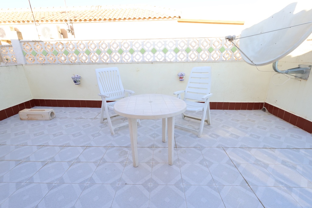 VIVIENDA INDEPENDIENTE CON JARDÍN PRIVADO Y SOLÁRIUM EN PUNTA PRIMA, CERCA DE LA PLAYA