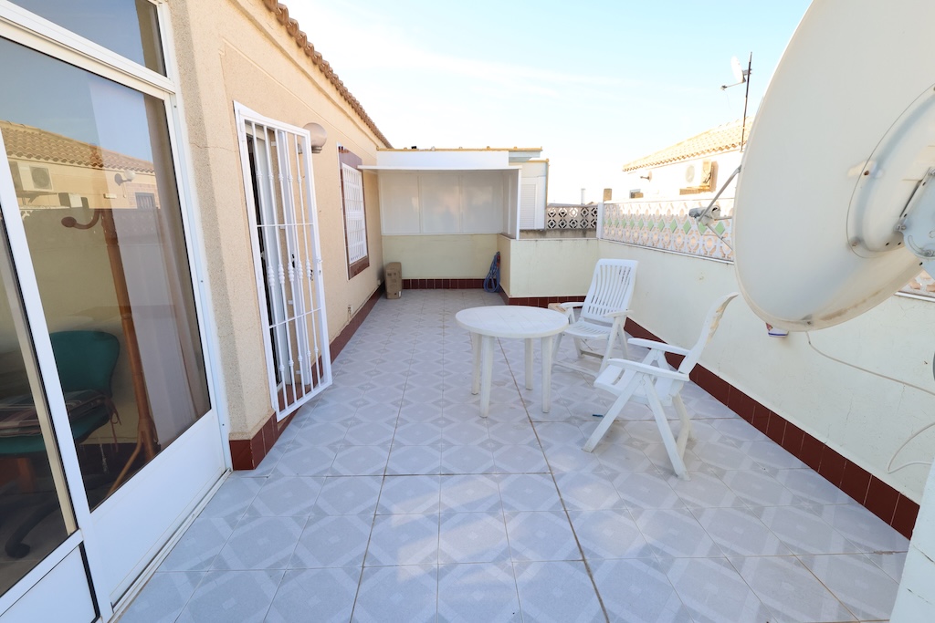 VIVIENDA INDEPENDIENTE CON JARDÍN PRIVADO Y SOLÁRIUM EN PUNTA PRIMA, CERCA DE LA PLAYA