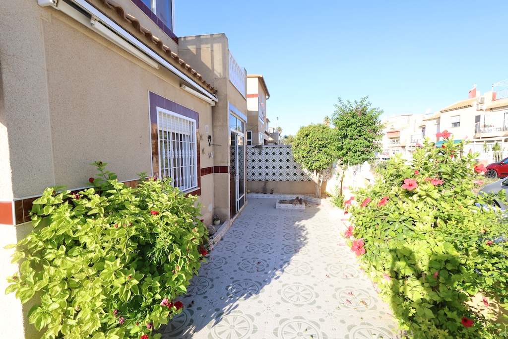 VIVIENDA INDEPENDIENTE CON JARDÍN PRIVADO Y SOLÁRIUM EN PUNTA PRIMA, CERCA DE LA PLAYA