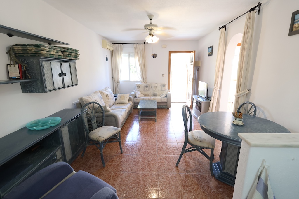 VIVIENDA INDEPENDIENTE CON JARDÍN PRIVADO Y SOLÁRIUM EN PUNTA PRIMA, CERCA DE LA PLAYA