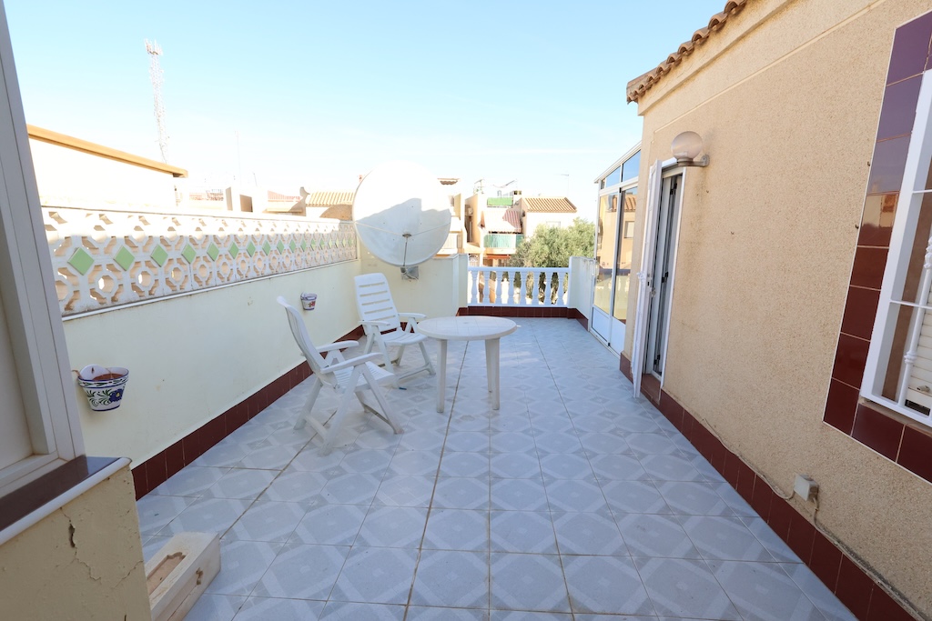 VIVIENDA INDEPENDIENTE CON JARDÍN PRIVADO Y SOLÁRIUM EN PUNTA PRIMA, CERCA DE LA PLAYA