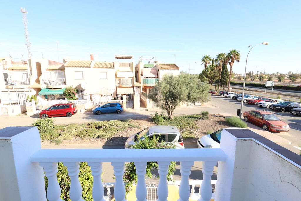 VIVIENDA INDEPENDIENTE CON JARDÍN PRIVADO Y SOLÁRIUM EN PUNTA PRIMA, CERCA DE LA PLAYA