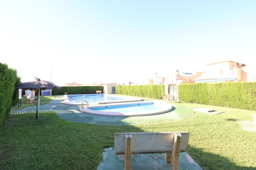 VIVIENDA INDEPENDIENTE CON JARDÍN PRIVADO Y SOLÁRIUM EN PUNTA PRIMA, CERCA DE LA PLAYA