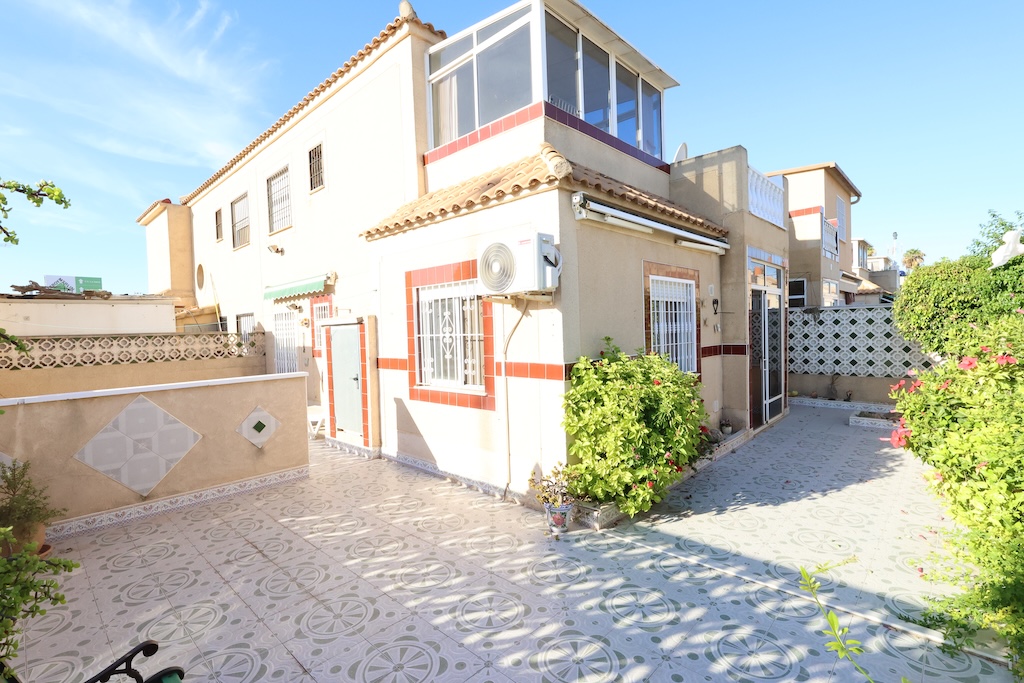 VIVIENDA INDEPENDIENTE CON JARDÍN PRIVADO Y SOLÁRIUM EN PUNTA PRIMA, CERCA DE LA PLAYA