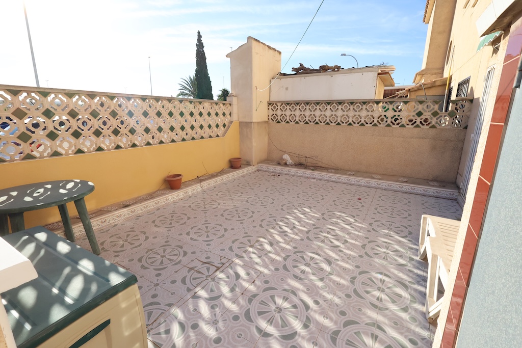 VIVIENDA INDEPENDIENTE CON JARDÍN PRIVADO Y SOLÁRIUM EN PUNTA PRIMA, CERCA DE LA PLAYA