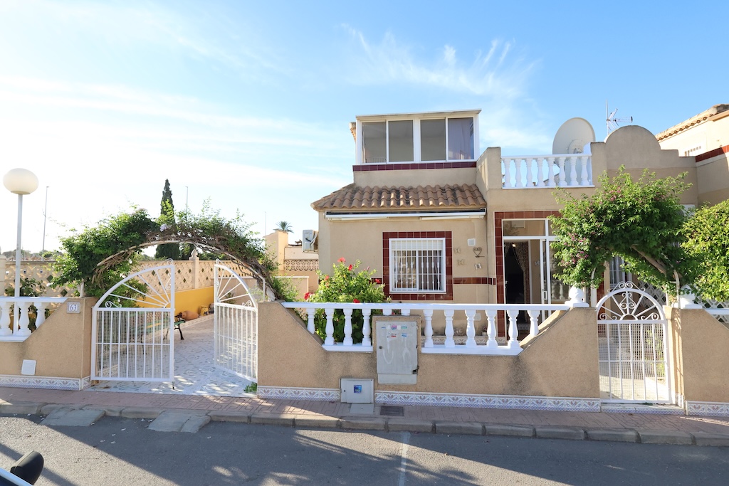 VIVIENDA INDEPENDIENTE CON JARDÍN PRIVADO Y SOLÁRIUM EN PUNTA PRIMA, CERCA DE LA PLAYA