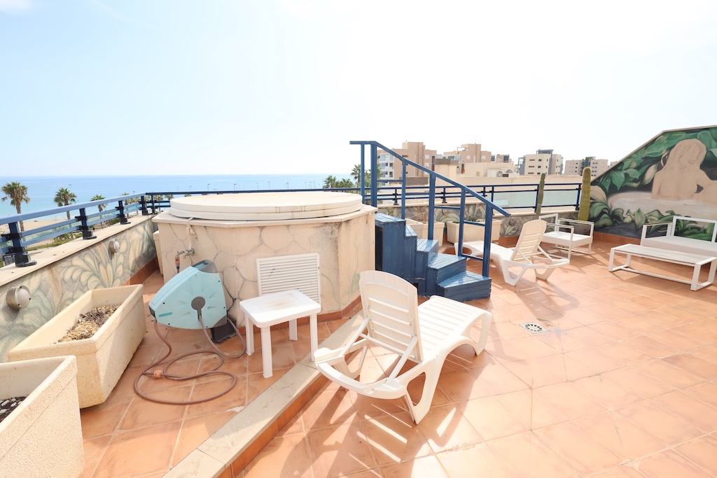 MIL PALMERAS – EXCLUSIVO ÁTICO DÚPLEX EN ESQUINA CON VISTAS AL MAR Y SOLÁRIUM PRIVADO CON JACUZZI