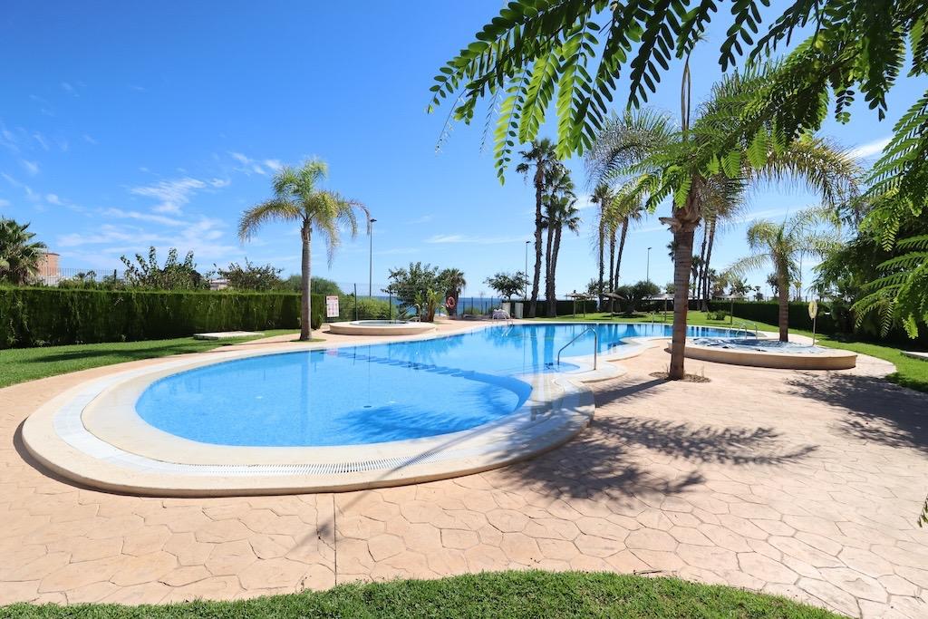 MIL PALMERAS – EXCLUSIVO ÁTICO DÚPLEX EN ESQUINA CON VISTAS AL MAR Y SOLÁRIUM PRIVADO CON JACUZZI