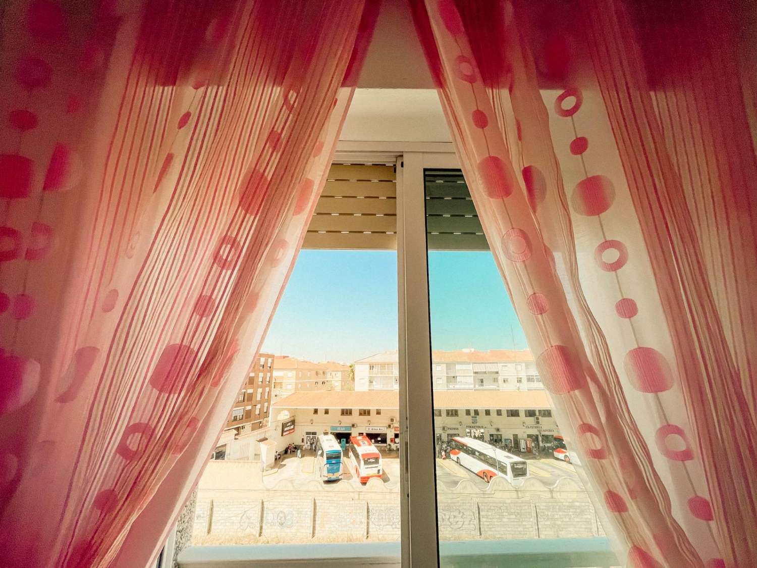 ACOGEDOR PISO FRENTE A LA ESTACIÓN DE AUTOBUSES