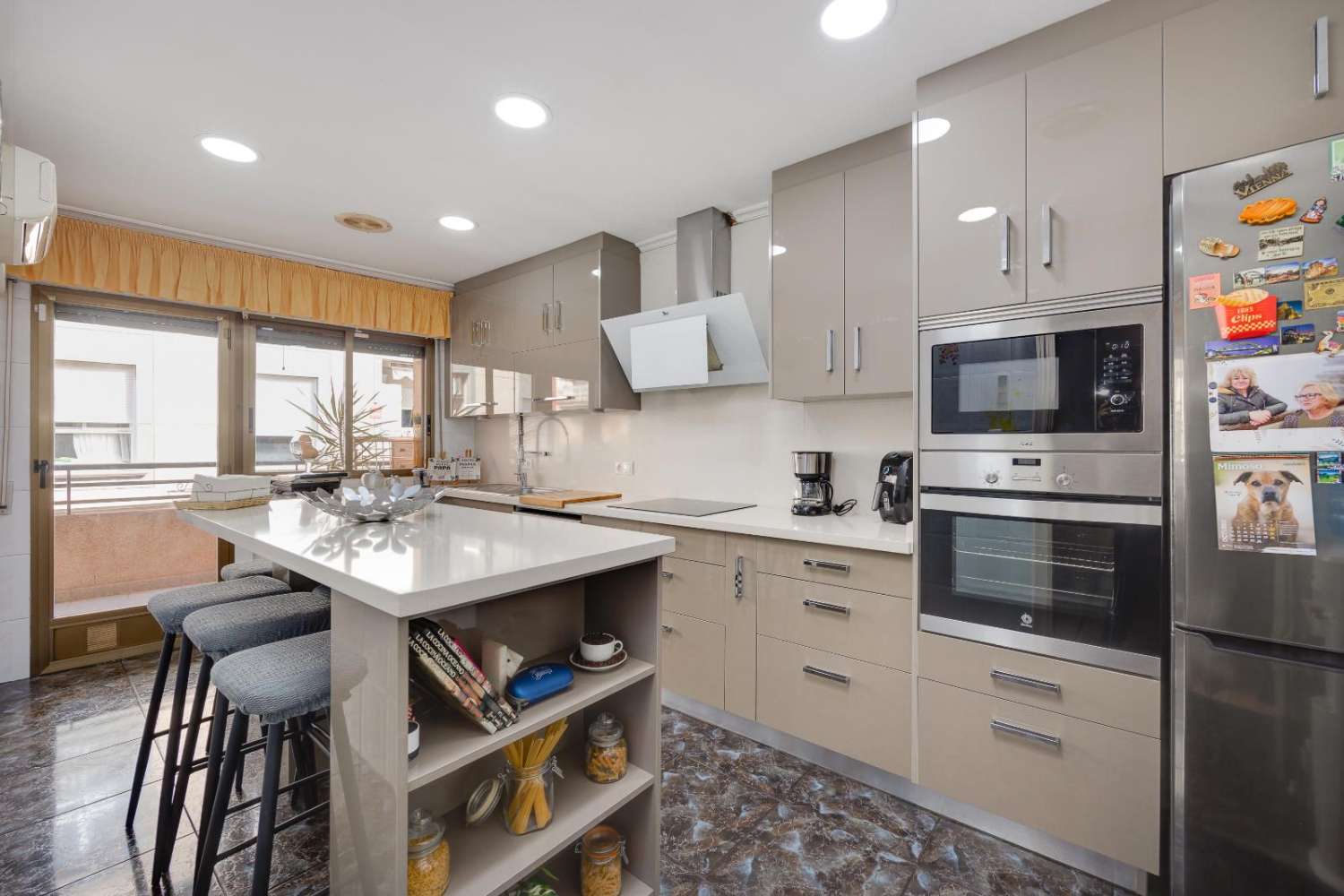 AMPLIA VIVIENDA CÉNTRICA CON SOLÁRIUM PRIVADO EN TORREVIEJA