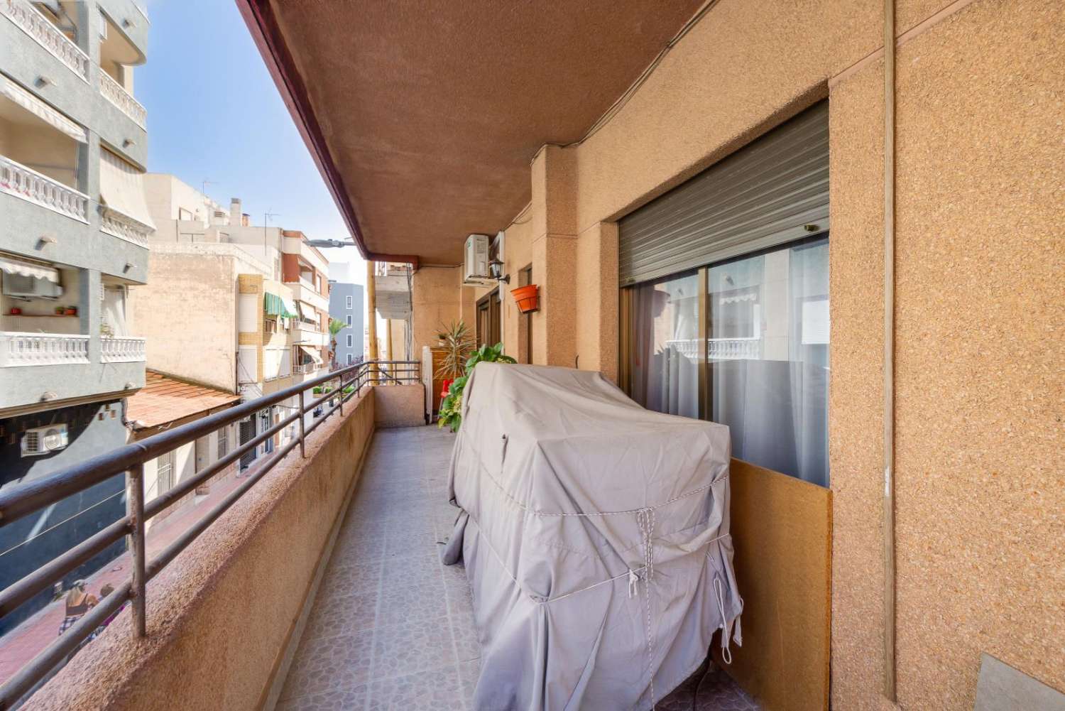 AMPLIA VIVIENDA CÉNTRICA CON SOLÁRIUM PRIVADO EN TORREVIEJA