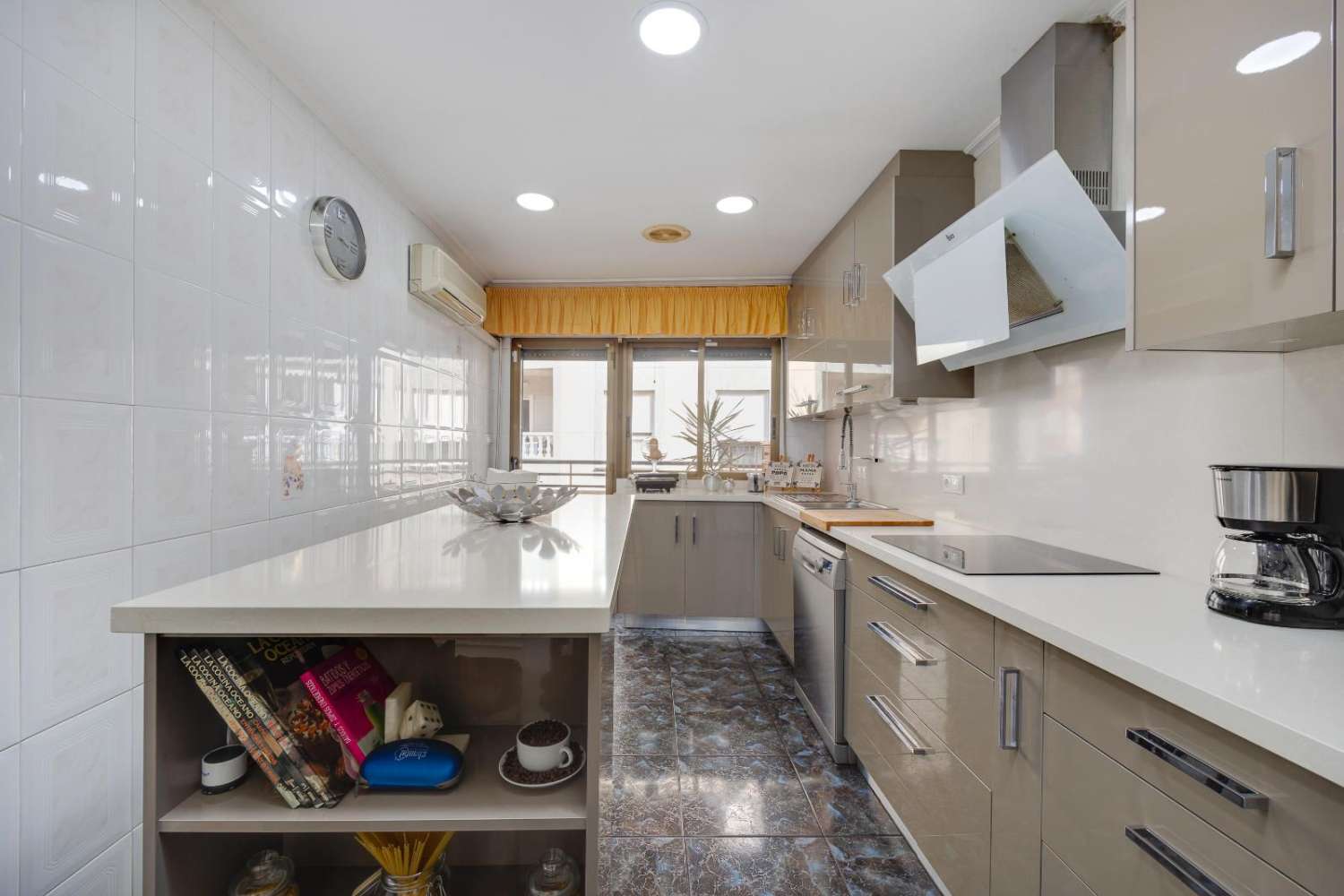 AMPLIA VIVIENDA CÉNTRICA CON SOLÁRIUM PRIVADO EN TORREVIEJA