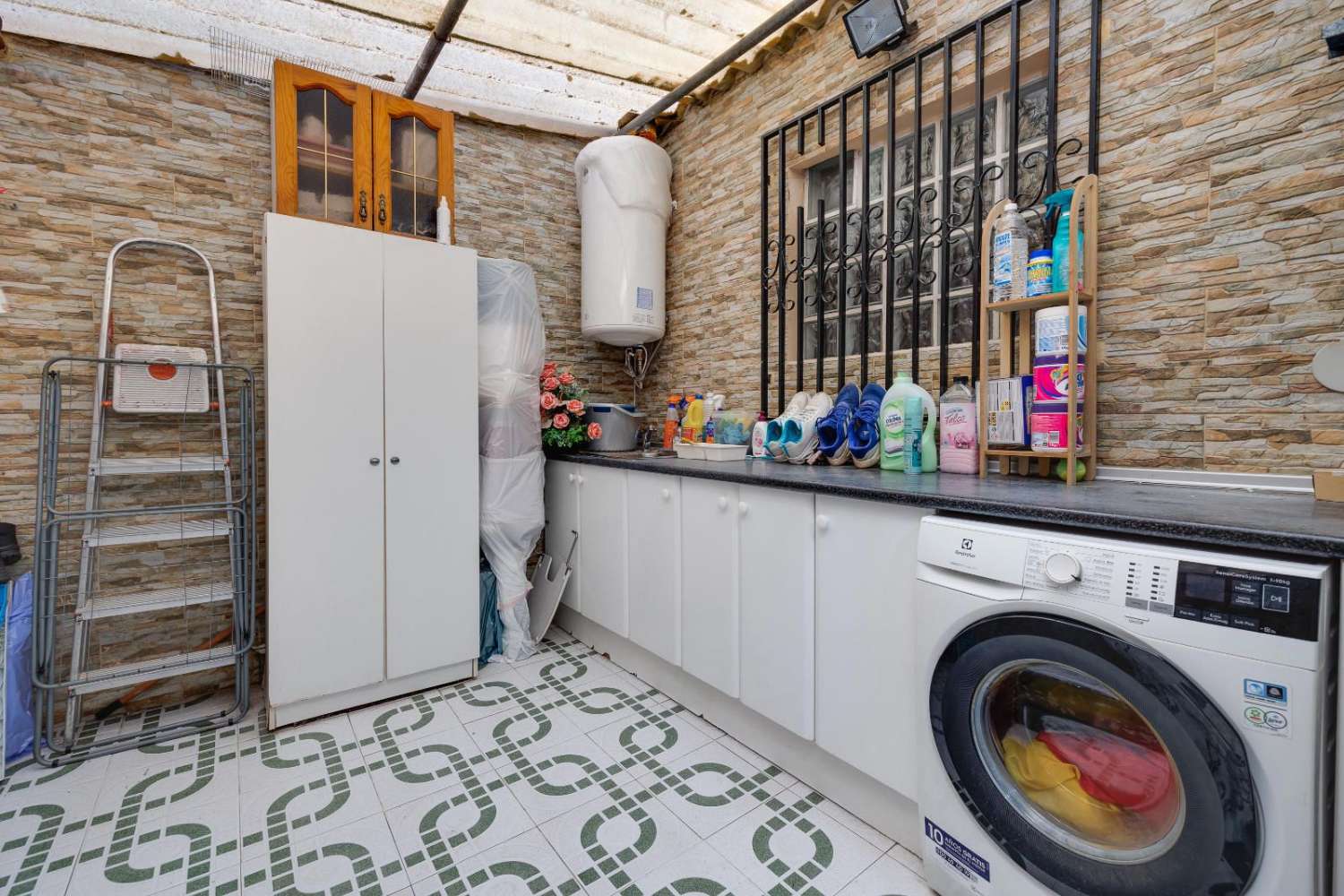 AMPLIA VIVIENDA CÉNTRICA CON SOLÁRIUM PRIVADO EN TORREVIEJA