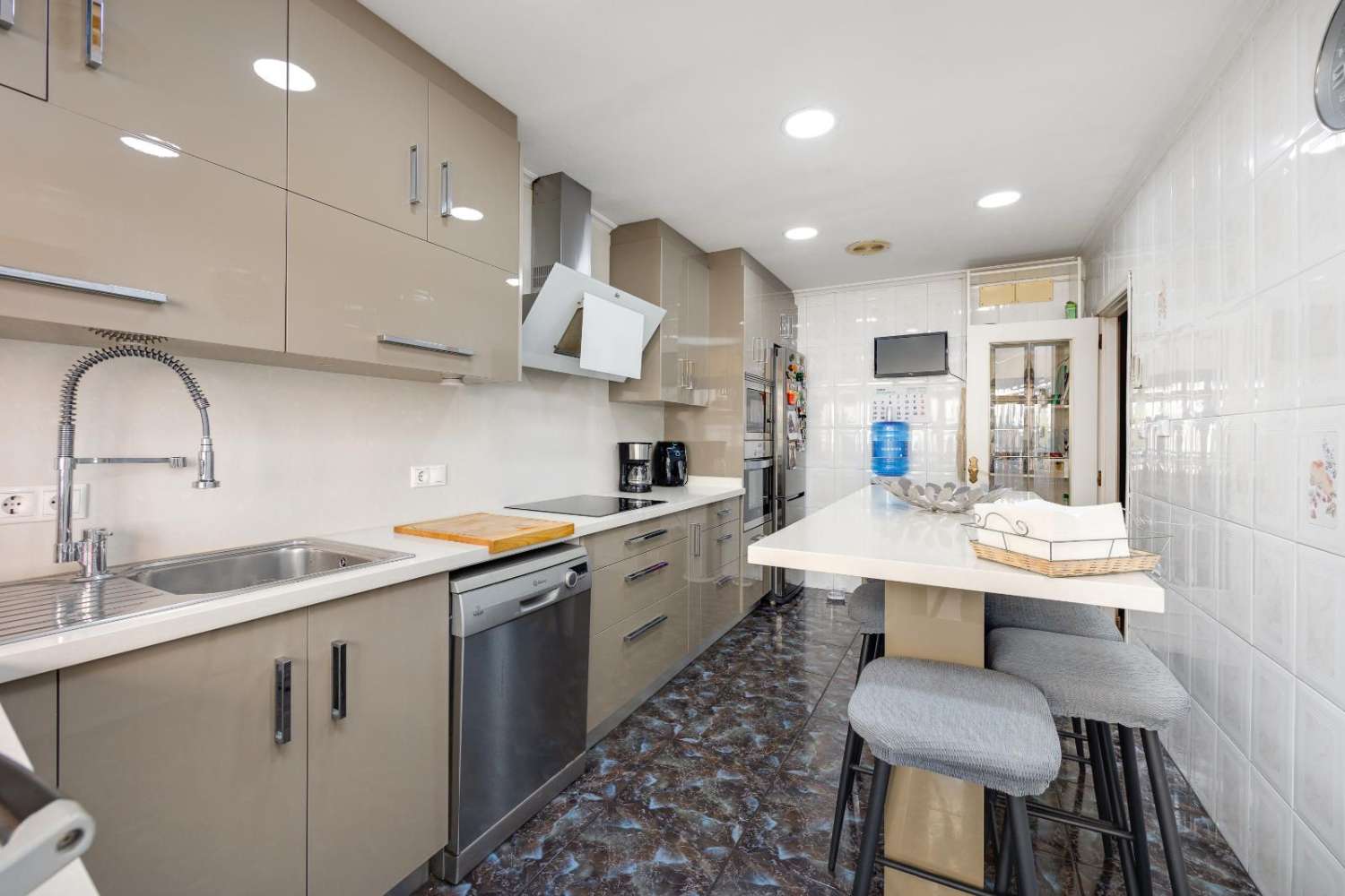 AMPLIA VIVIENDA CÉNTRICA CON SOLÁRIUM PRIVADO EN TORREVIEJA