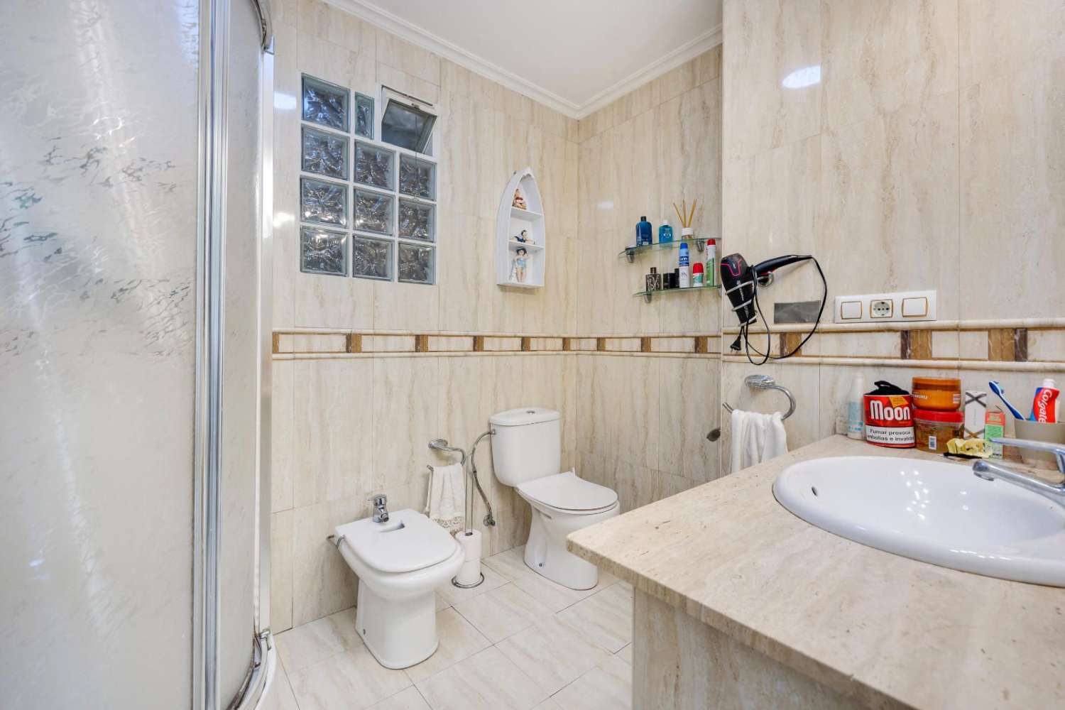 AMPLIA VIVIENDA CÉNTRICA CON SOLÁRIUM PRIVADO EN TORREVIEJA