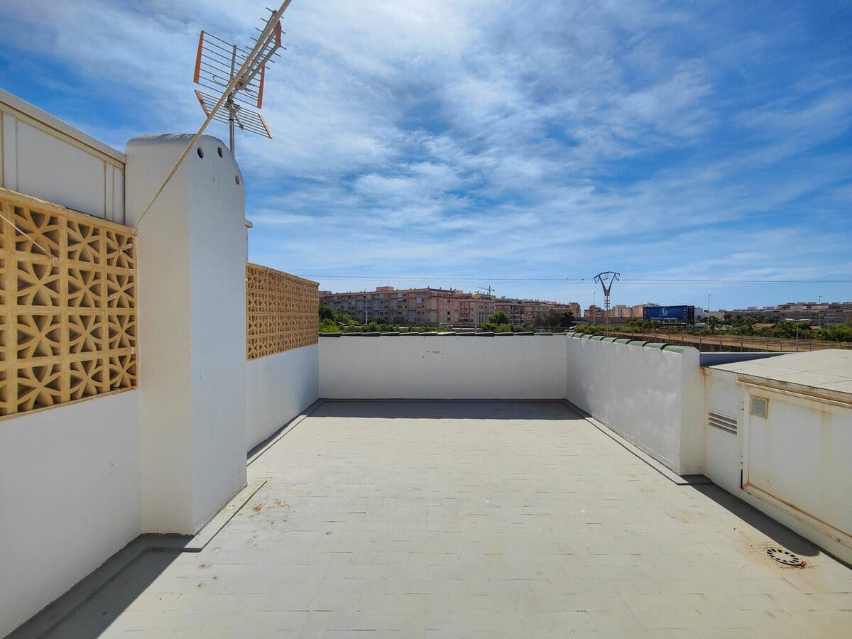 BUNGALOW EN PLANTA ALTA CON SOLÁRIUM PRIVADO EN URB. PARQUE DE LAS NACIONES – TORREVIEJA