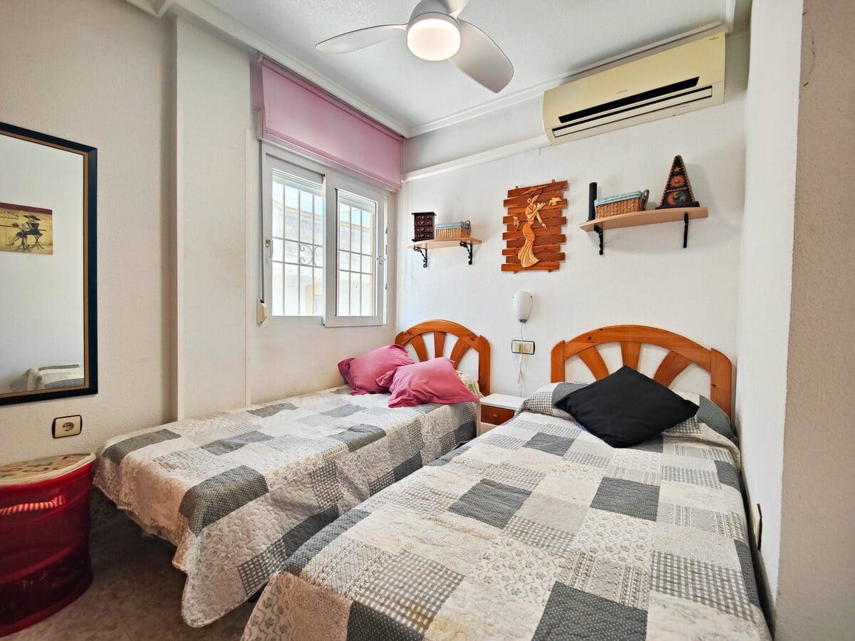 BUNGALOW EN PLANTA ALTA CON SOLÁRIUM PRIVADO EN URB. PARQUE DE LAS NACIONES – TORREVIEJA