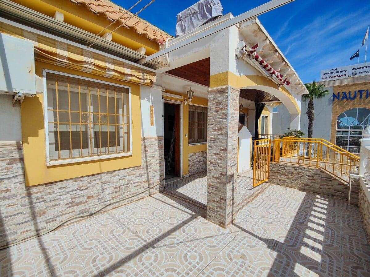 BUNGALOW EN PLANTA ALTA CON SOLÁRIUM PRIVADO EN URB. PARQUE DE LAS NACIONES – TORREVIEJA
