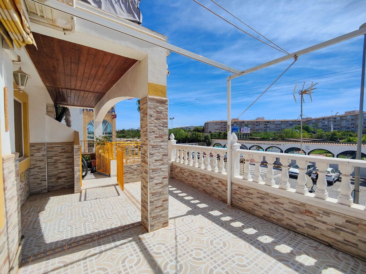 BUNGALOW EN PLANTA ALTA CON SOLÁRIUM PRIVADO EN URB. PARQUE DE LAS NACIONES – TORREVIEJA