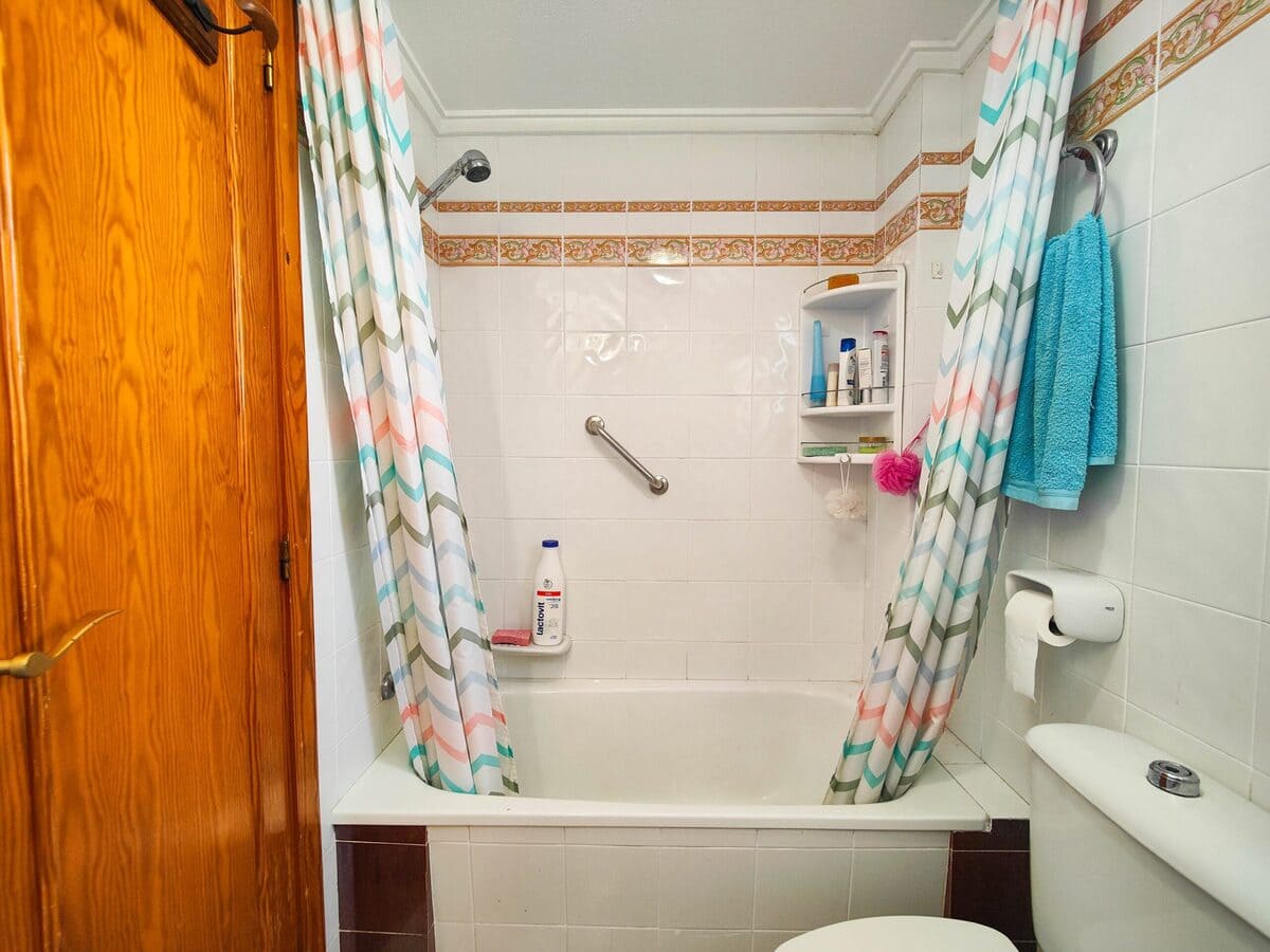 BUNGALOW EN PLANTA ALTA CON SOLÁRIUM PRIVADO EN URB. PARQUE DE LAS NACIONES – TORREVIEJA