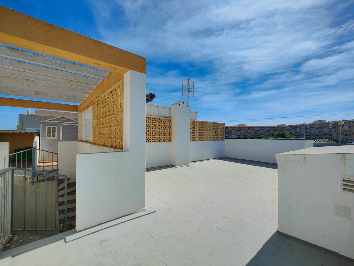 BUNGALOW EN PLANTA ALTA CON SOLÁRIUM PRIVADO EN URB. PARQUE DE LAS NACIONES – TORREVIEJA