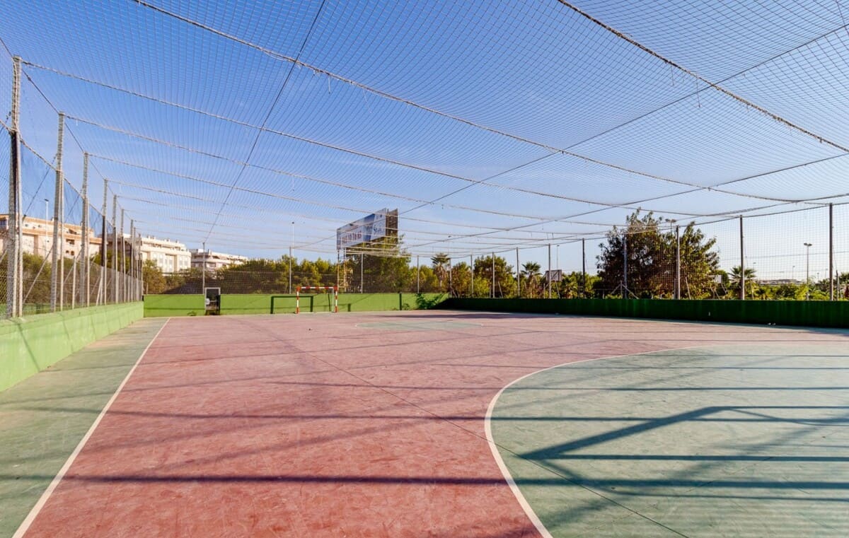 BUNGALOW EN PLANTA ALTA CON SOLÁRIUM PRIVADO EN URB. PARQUE DE LAS NACIONES – TORREVIEJA