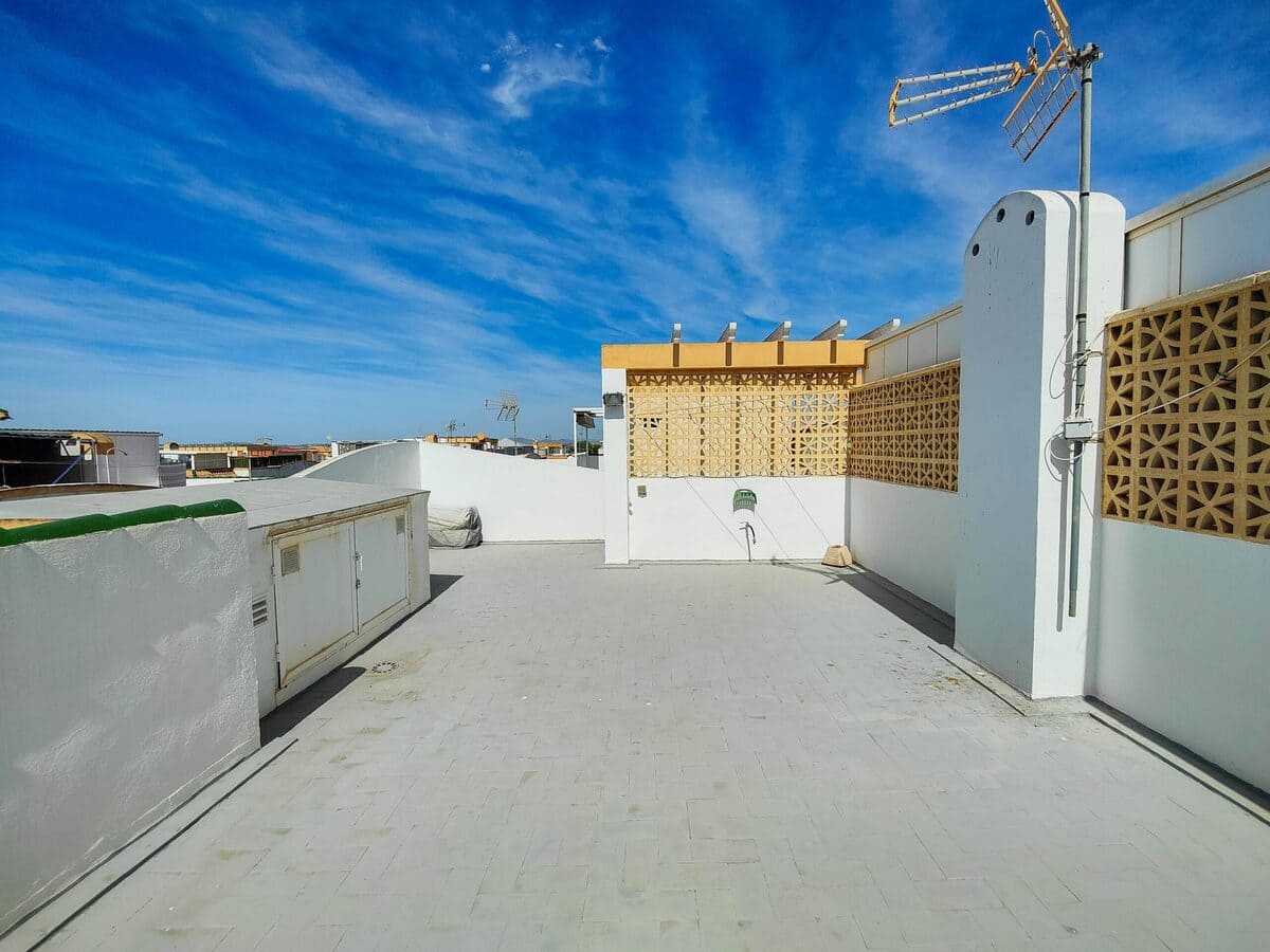 BUNGALOW EN PLANTA ALTA CON SOLÁRIUM PRIVADO EN URB. PARQUE DE LAS NACIONES – TORREVIEJA