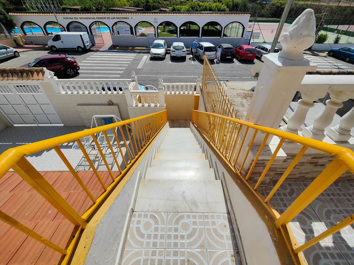 BUNGALOW EN PLANTA ALTA CON SOLÁRIUM PRIVADO EN URB. PARQUE DE LAS NACIONES – TORREVIEJA