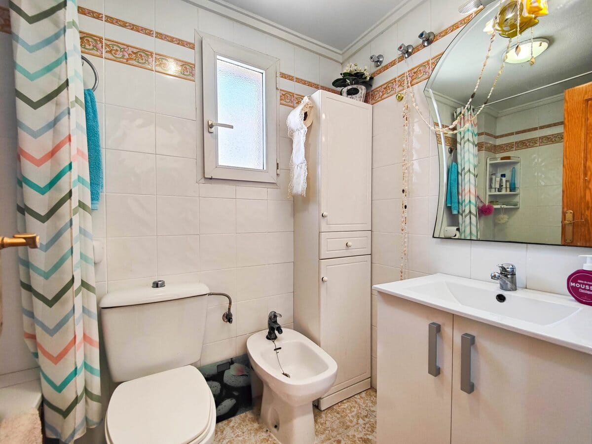 BUNGALOW EN PLANTA ALTA CON SOLÁRIUM PRIVADO EN URB. PARQUE DE LAS NACIONES – TORREVIEJA