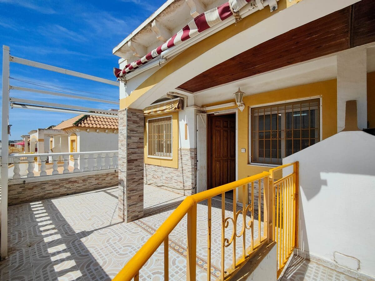 BUNGALOW EN PLANTA ALTA CON SOLÁRIUM PRIVADO EN URB. PARQUE DE LAS NACIONES – TORREVIEJA