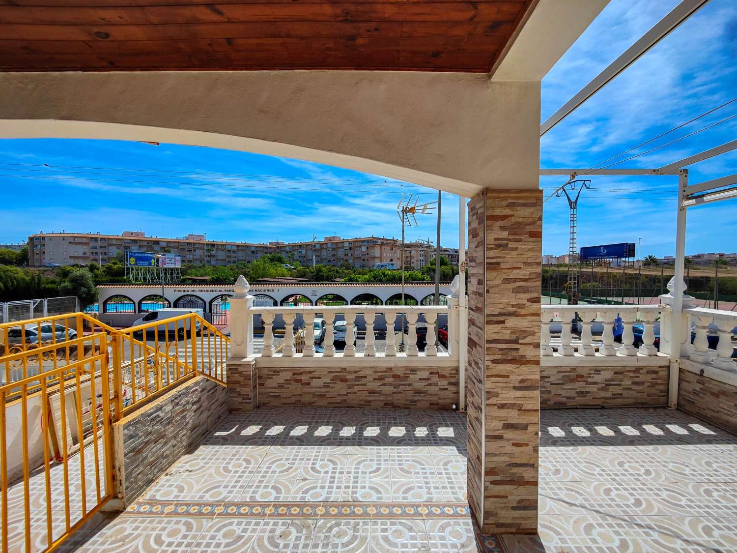 BUNGALOW EN PLANTA ALTA CON SOLÁRIUM PRIVADO EN URB. PARQUE DE LAS NACIONES – TORREVIEJA