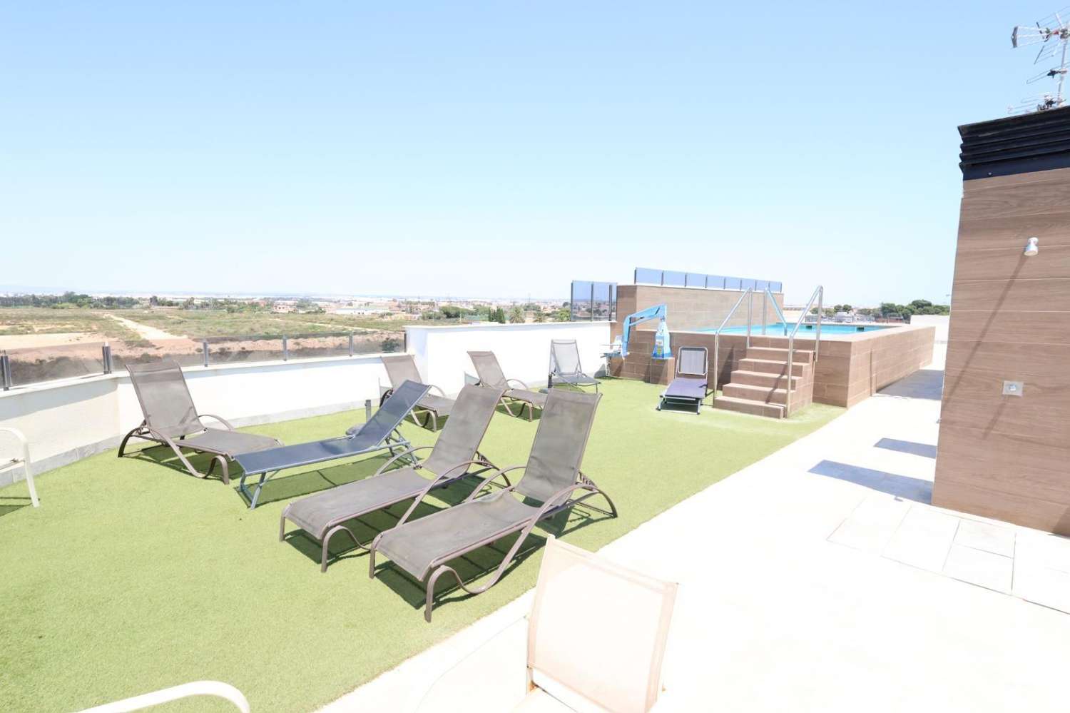 VIVE CERCA DEL MAR MENOR: APARTAMENTO LUMINOSO CON PISCINA Y TERRAZA