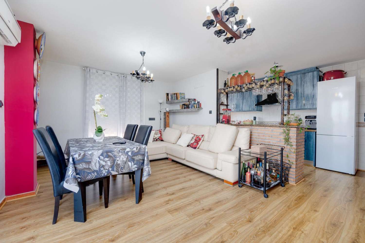 ÁTICO CON VISTAS AL MAR EN PILAR DE LA HORADADA – 3 DORMITORIOS, GRAN TERRAZA Y EXCELENTE ESTADO