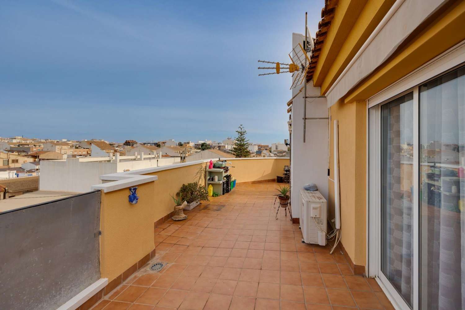 ÁTICO CON VISTAS AL MAR EN PILAR DE LA HORADADA – 3 DORMITORIOS, GRAN TERRAZA Y EXCELENTE ESTADO