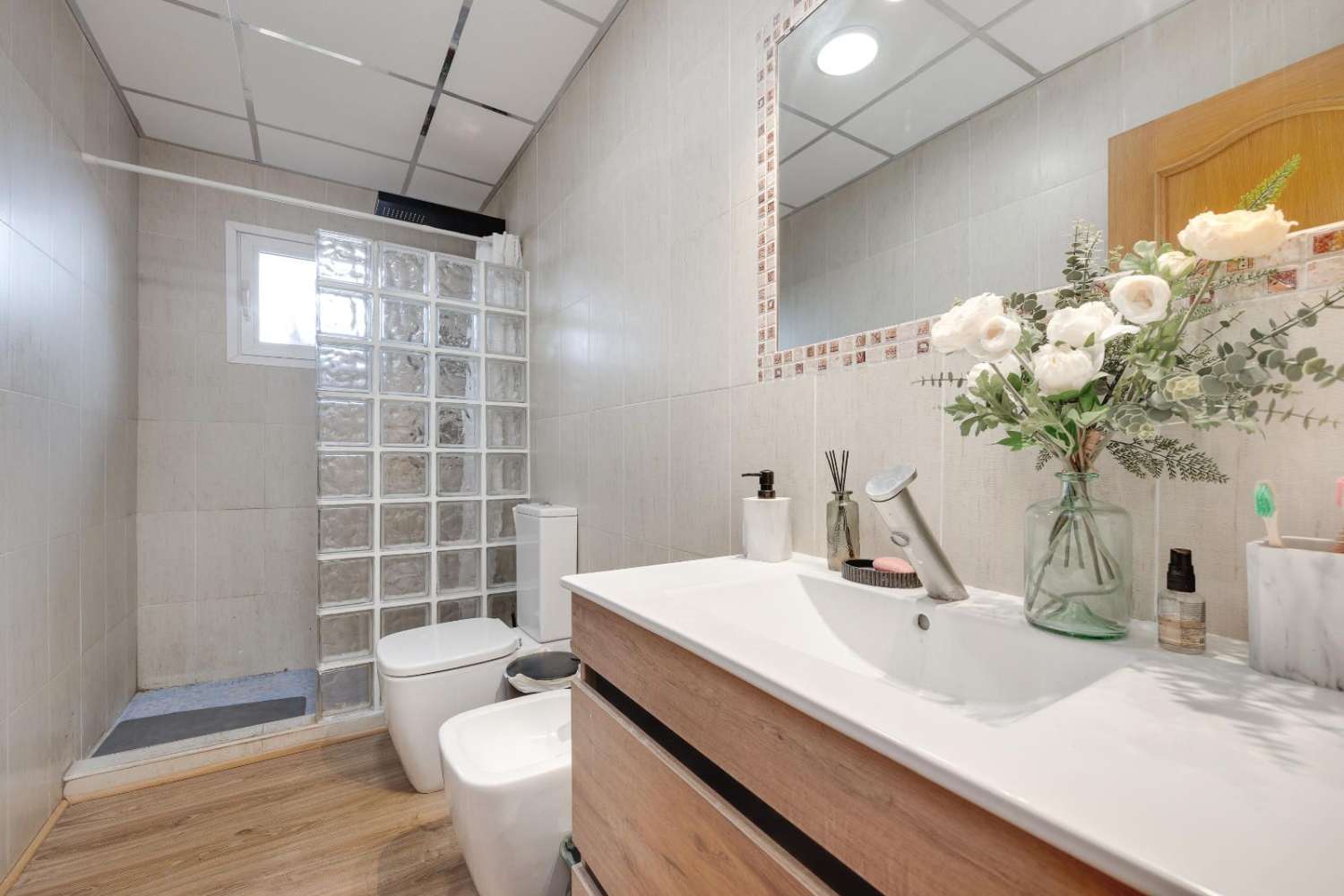 ÁTICO CON VISTAS AL MAR EN PILAR DE LA HORADADA – 3 DORMITORIOS, GRAN TERRAZA Y EXCELENTE ESTADO