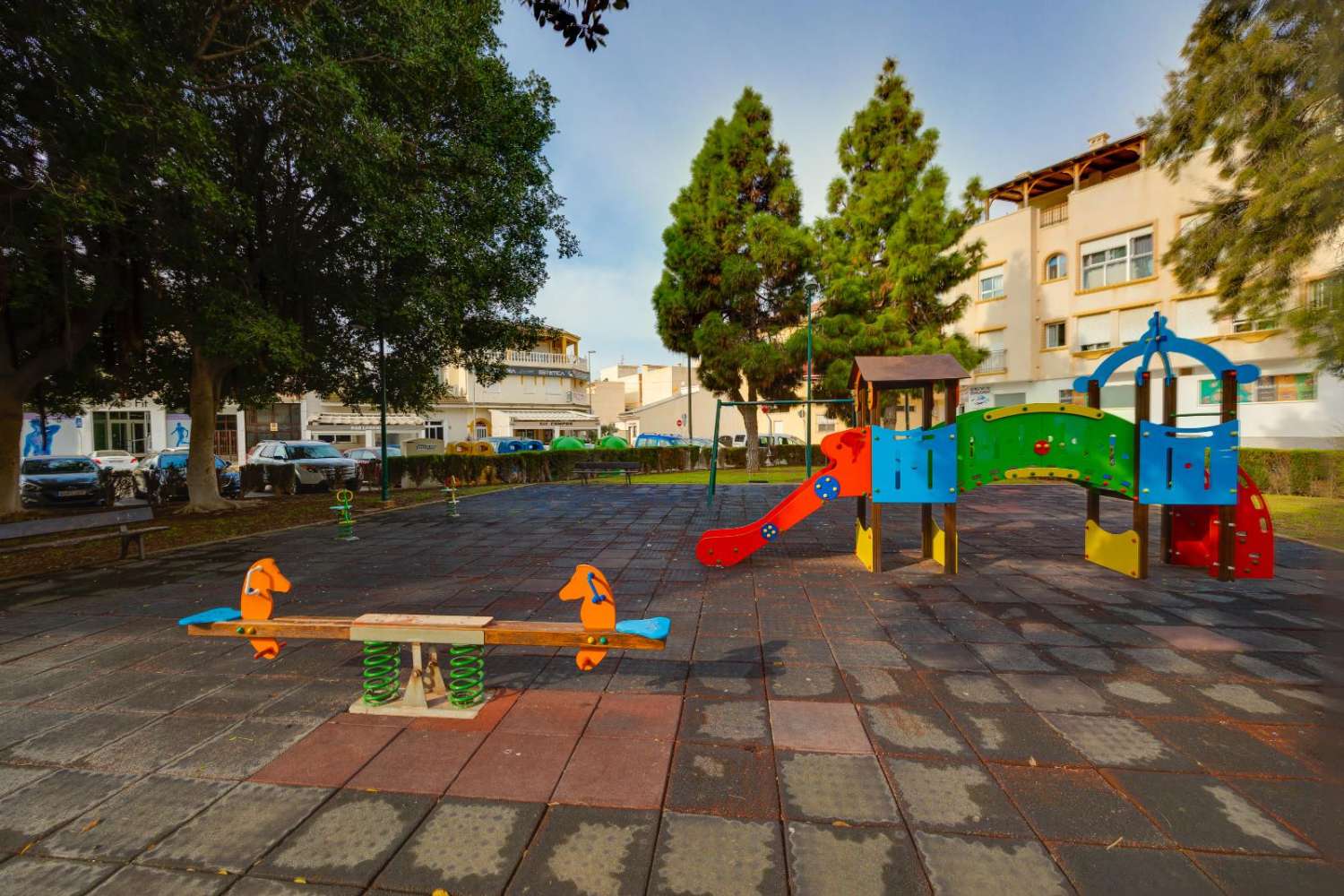 ÁTICO CON VISTAS AL MAR EN PILAR DE LA HORADADA – 3 DORMITORIOS, GRAN TERRAZA Y EXCELENTE ESTADO