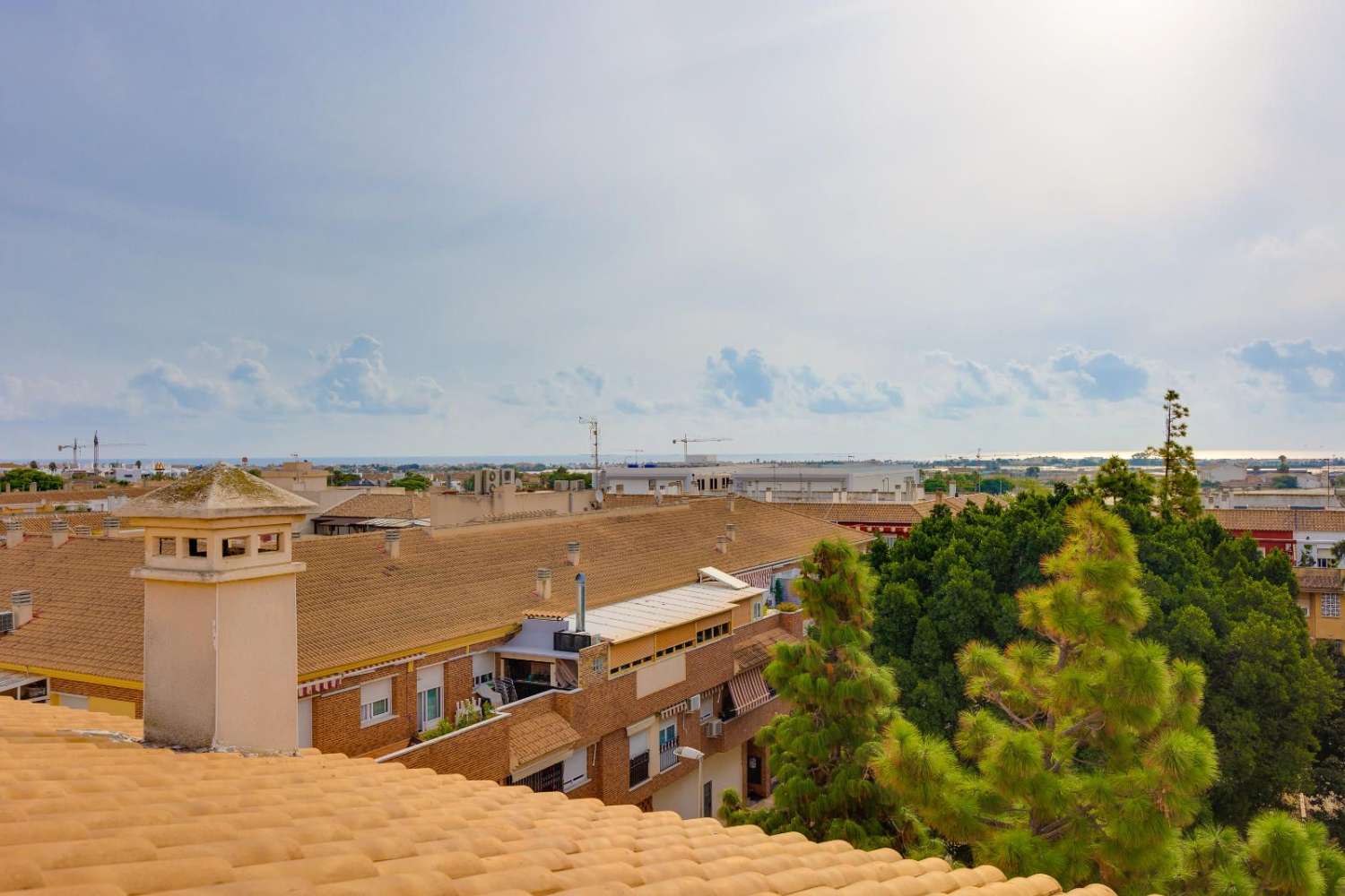 ÁTICO CON VISTAS AL MAR EN PILAR DE LA HORADADA – 3 DORMITORIOS, GRAN TERRAZA Y EXCELENTE ESTADO