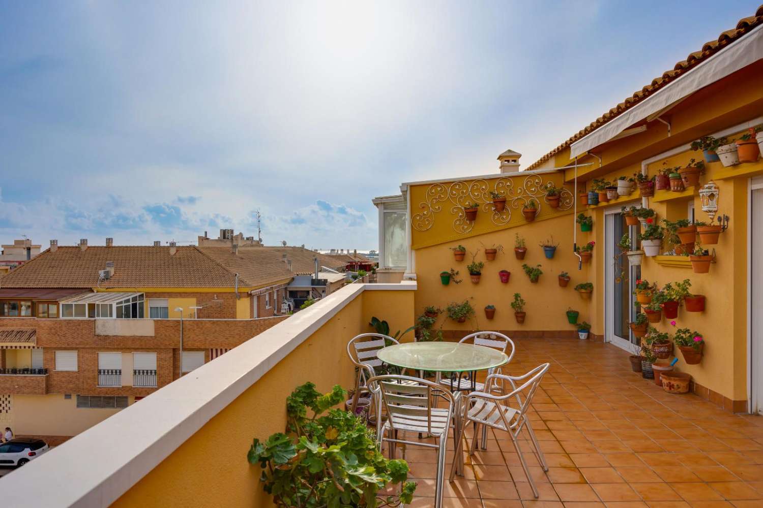 ÁTICO CON VISTAS AL MAR EN PILAR DE LA HORADADA – 3 DORMITORIOS, GRAN TERRAZA Y EXCELENTE ESTADO