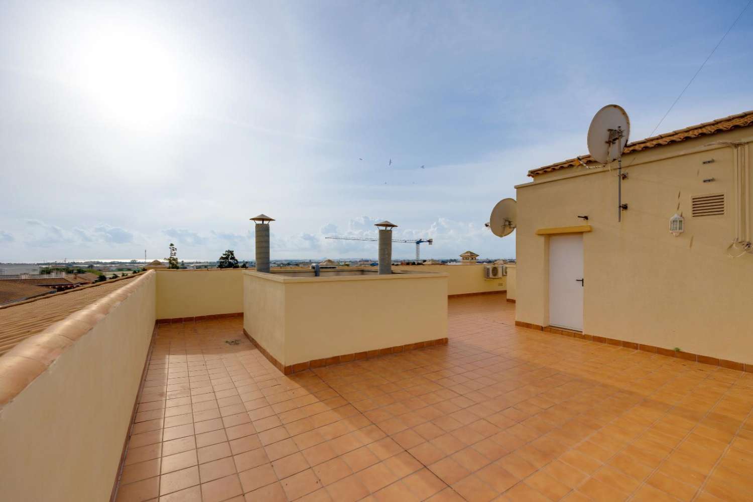 ÁTICO CON VISTAS AL MAR EN PILAR DE LA HORADADA – 3 DORMITORIOS, GRAN TERRAZA Y EXCELENTE ESTADO
