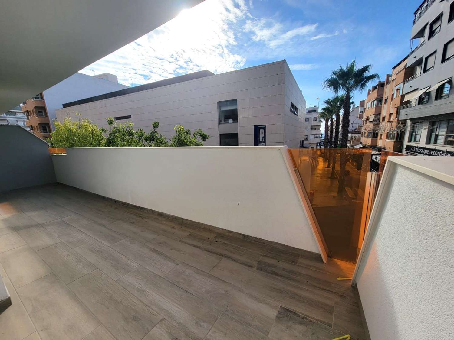 IMPRESIONANTE APARTAMENTO A ESTRENAR CON GRAN TERRAZA Y PISCINA CUBIERTA EN LA MEJOR ZONA DE TORREVIEJA