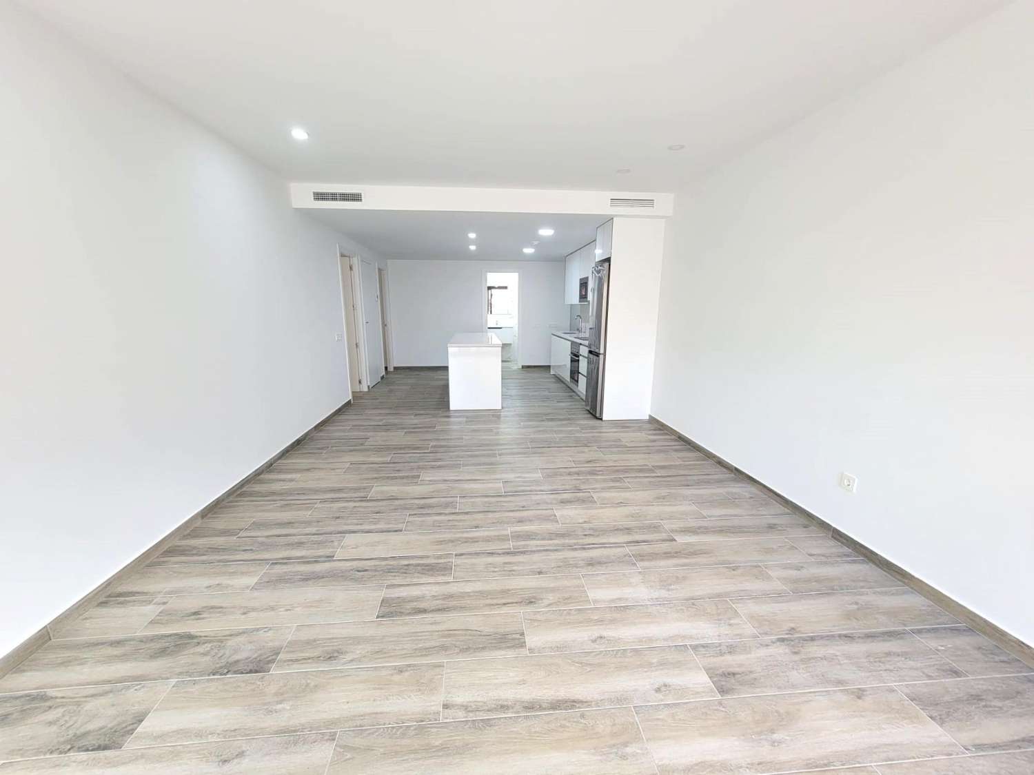 IMPRESIONANTE APARTAMENTO A ESTRENAR CON GRAN TERRAZA Y PISCINA CUBIERTA EN LA MEJOR ZONA DE TORREVIEJA