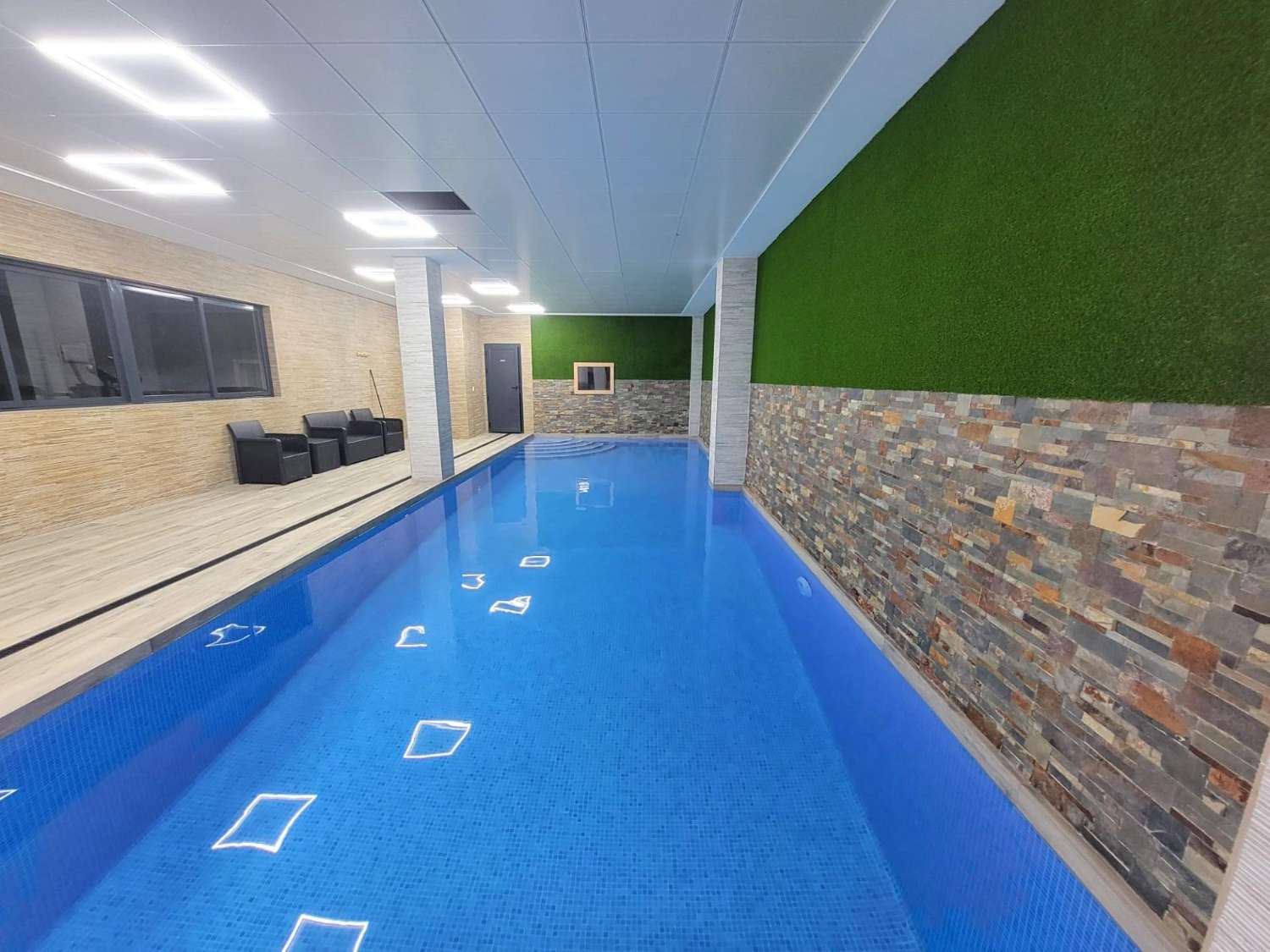 IMPRESIONANTE APARTAMENTO A ESTRENAR CON GRAN TERRAZA Y PISCINA CUBIERTA EN LA MEJOR ZONA DE TORREVIEJA