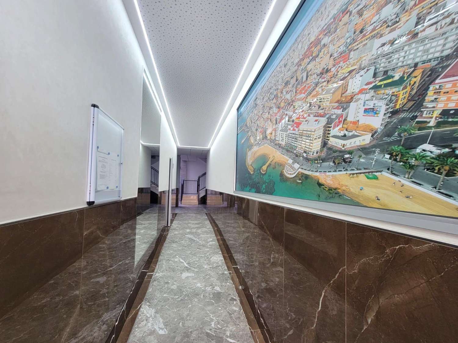 IMPRESIONANTE APARTAMENTO A ESTRENAR CON GRAN TERRAZA Y PISCINA CUBIERTA EN LA MEJOR ZONA DE TORREVIEJA