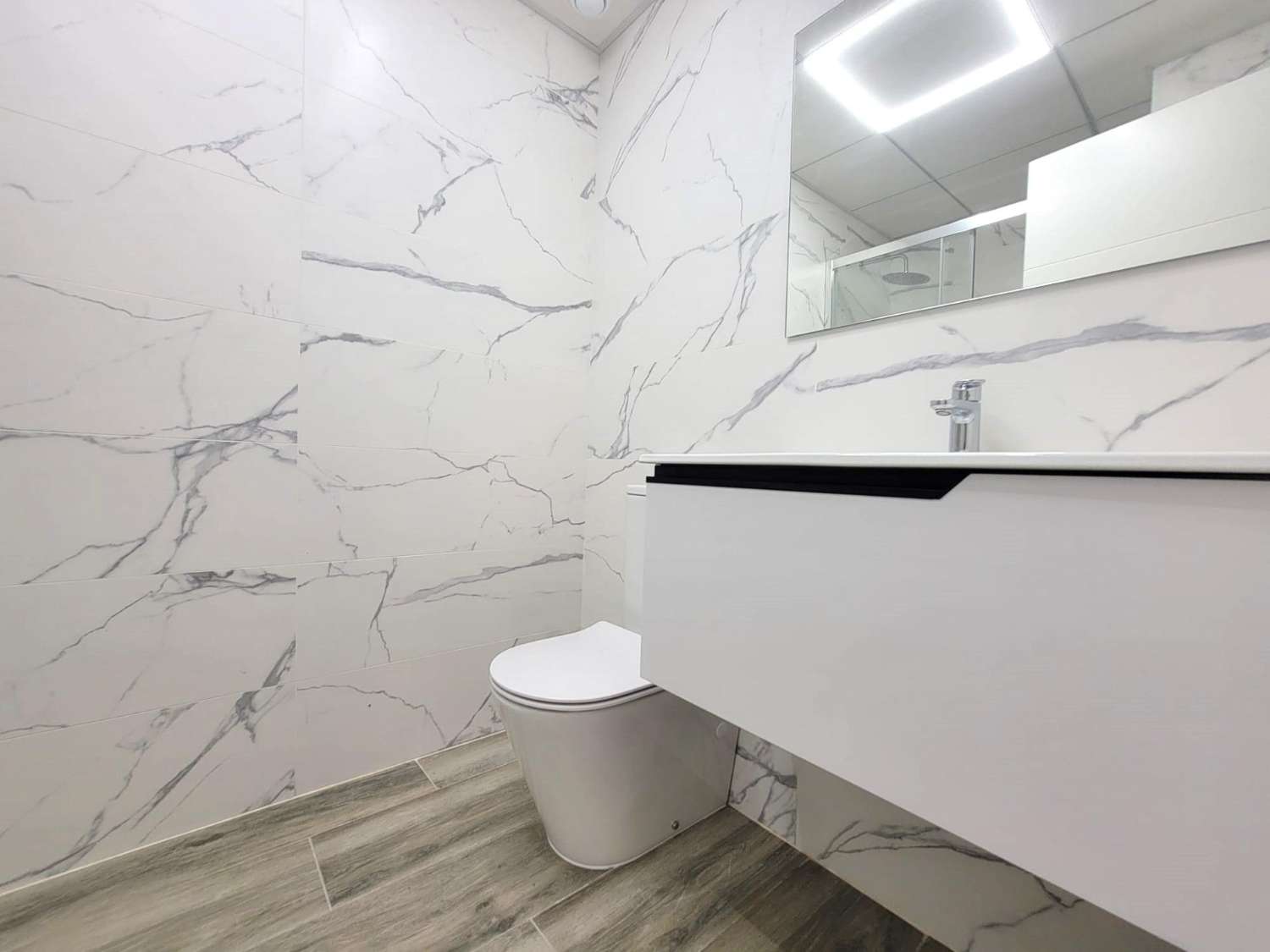 IMPRESIONANTE APARTAMENTO A ESTRENAR CON GRAN TERRAZA Y PISCINA CUBIERTA EN LA MEJOR ZONA DE TORREVIEJA